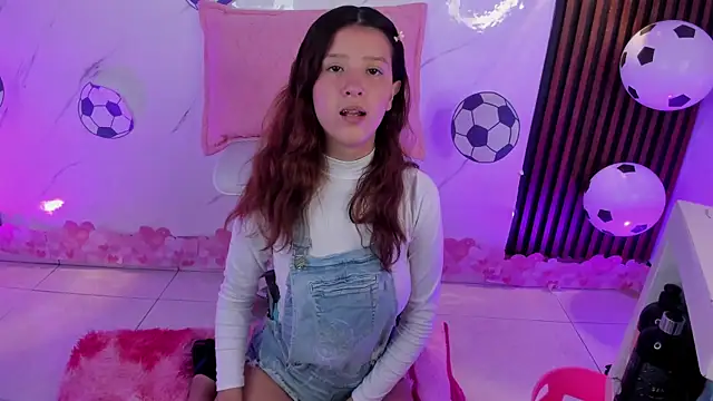 Snapshot of Sophie_joyy chatting on 06.18.26 Sophie joyy online show from 06.18.26