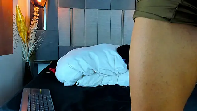 Snapshot of LilithAndKai chatting on 03.21.25 LilithAndKai online show from 03.21.25