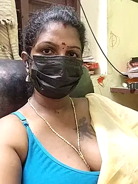 Snapshot of poojaa-rani chatting on 11.15.25 poojaa-rani online show from 11.15.25