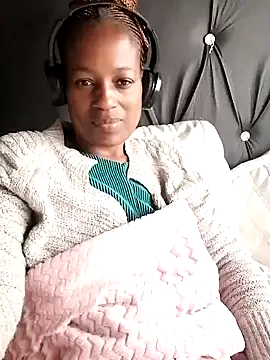 Snapshot of sexylira chatting on 11.16.25 sexylira online show from 11.16.25