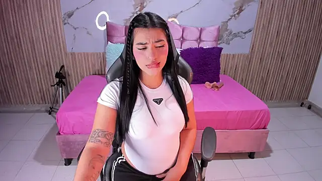 Snapshot of Nicolee19 chatting on 12.02.25 Nicolee19 online show from 12.02.25