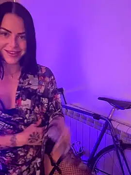 Snapshot of missninasparkle chatting on 09.23.25 missninasparkle online show from 09.23.25