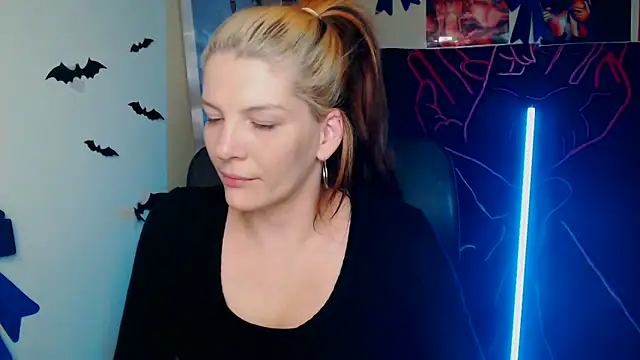 VanessaRey  online show from 04.20.26