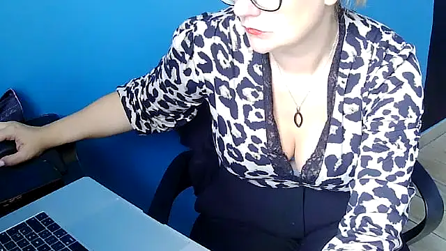 Snapshot of lady_gloria69 chatting on 10.04.25 lady gloria69 online show from 10.04.25