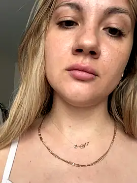 Snapshot of mollygirll chatting on 09.28.25 mollygirll online show from 09.28.25