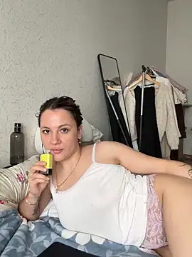 Snapshot of mollygirll chatting on 09.29.25 mollygirll online show from 09.29.25