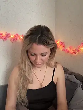 Snapshot of mollygirll chatting on 10.14.25 mollygirll online show from 10.14.25