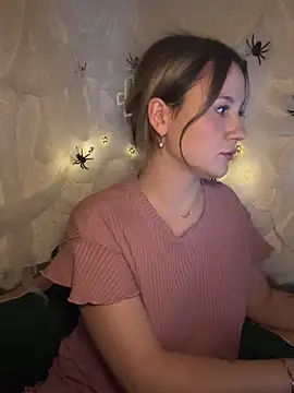 Snapshot of mollygirll chatting on 10.21.25 mollygirll online show from 10.21.25