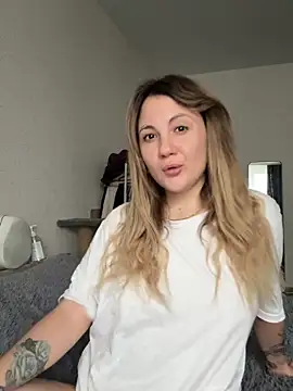 Snapshot of mollygirll chatting on 11.18.25 mollygirll online show from 11.18.25