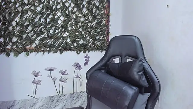 Sarahbrowm  online show from 10.20.25