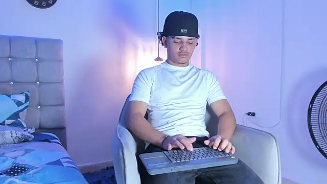 Snapshot of samxx_muscle chatting on 09.12.25 samxx muscle online show from 09.12.25