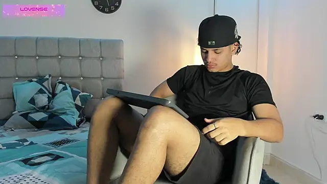 Snapshot of samxx_muscle chatting on 09.17.25 samxx muscle online show from 09.17.25