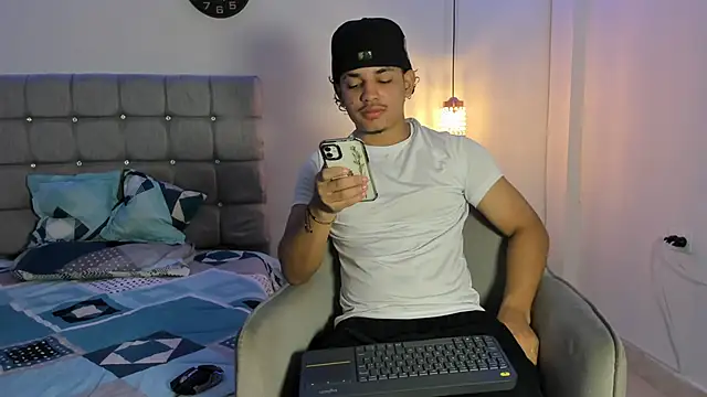 Snapshot of samxx_muscle chatting on 09.24.25 samxx muscle online show from 09.24.25