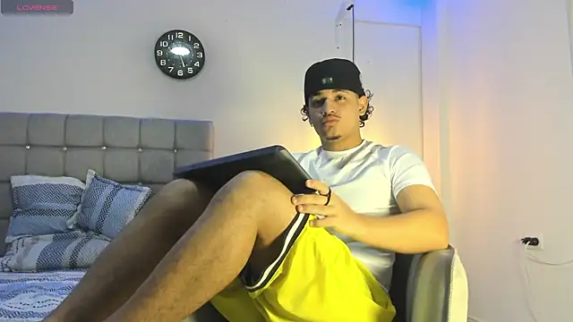 Snapshot of samxx_muscle chatting on 10.03.25 samxx muscle online show from 10.03.25