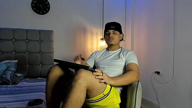 Snapshot of samxx_muscle chatting on 10.04.25 samxx muscle online show from 10.04.25