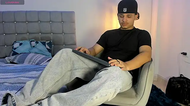 Snapshot of samxx_muscle chatting on 10.08.25 samxx muscle online show from 10.08.25