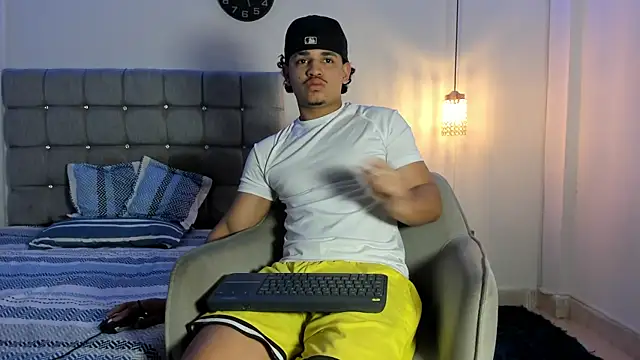 Snapshot of samxx_muscle chatting on 10.20.25 samxx muscle online show from 10.20.25
