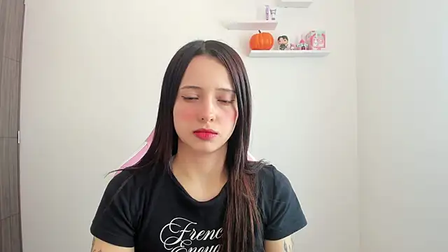 Snapshot of ImBunnyNova chatting on 11.08.25 ImBunnyNova online show from 11.08.25