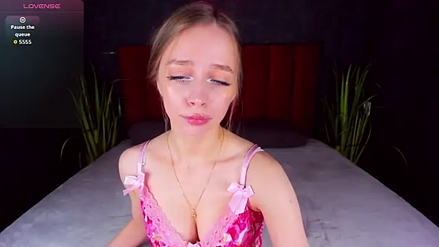 Amy Waynee online show from 10.05.25