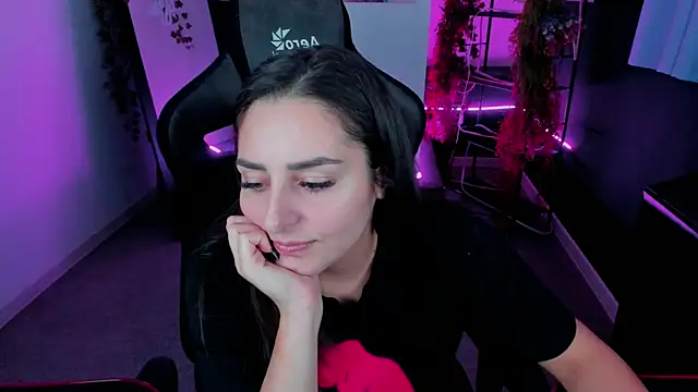 Snapshot of ValeriiMills chatting on 10.28.25 ValeriiMills online show from 10.28.25