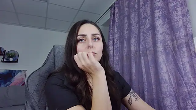 Snapshot of ValeriiMills chatting on 11.24.25 ValeriiMills online show from 11.24.25