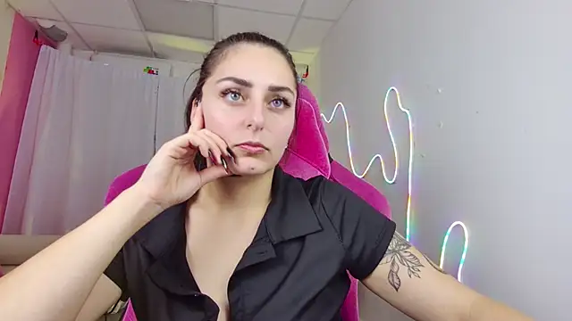 Snapshot of ValeriiMills chatting on 11.25.25 ValeriiMills online show from 11.25.25