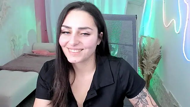 Snapshot of ValeriiMills chatting on 12.15.25 ValeriiMills online show from 12.15.25