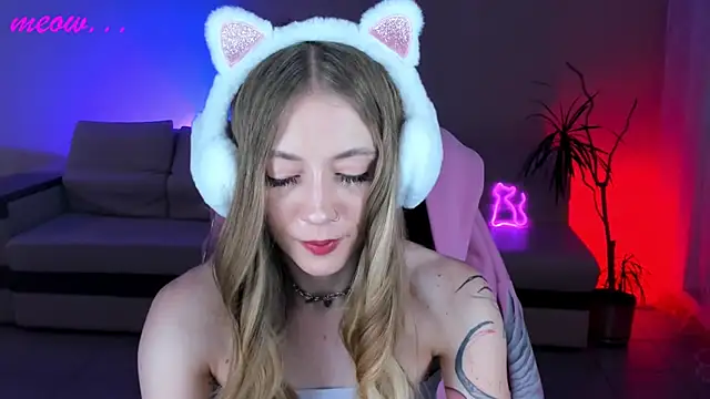 Snapshot of SweetMeeow chatting on 11.21.25 SweetMeeow online show from 11.21.25