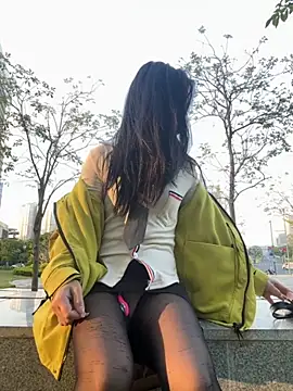 Snapshot of AiBanana chatting on 11.28.25 AiBanana online show from 11.28.25