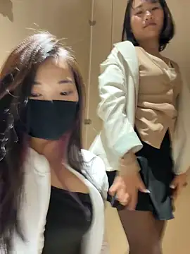 Snapshot of AiBanana chatting on 12.18.25 AiBanana online show from 12.18.25