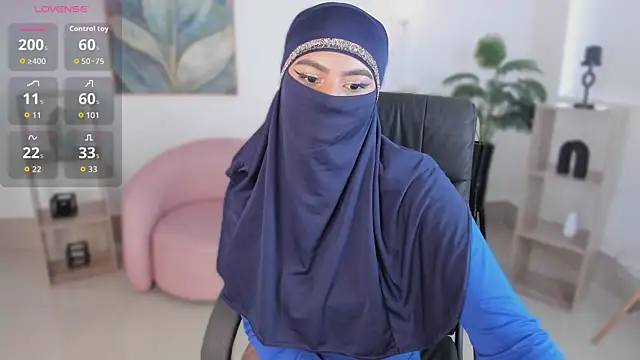 Snapshot of kylie_soraya chatting on 10.11.25 kylie soraya online show from 10.11.25