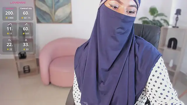 Snapshot of kylie_soraya chatting on 10.12.25 kylie soraya online show from 10.12.25