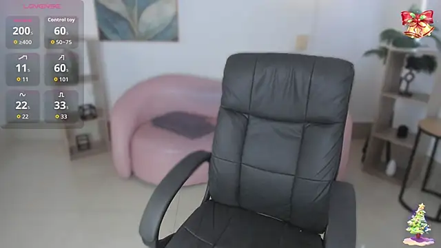 Snapshot of kylie_soraya chatting on 12.04.25 kylie soraya online show from 12.04.25