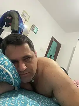 Snapshot of Garotofran chatting on 10.31.25 Garotofran online show from 10.31.25