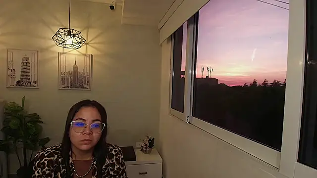 Snapshot of _Victoria_Collins chatting on 09.11.25 Victoria Collins online show from 09.11.25