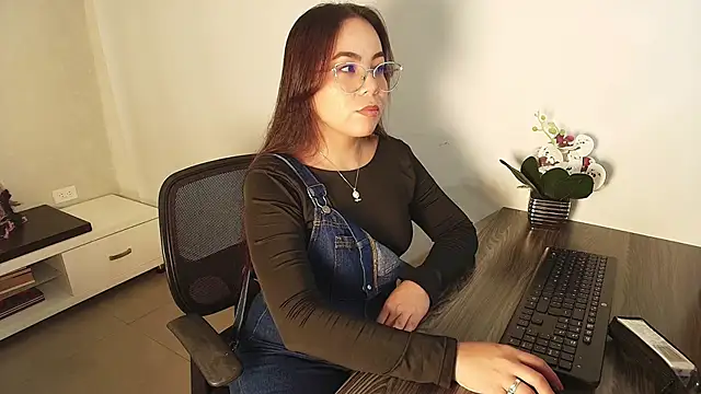 Snapshot of _Victoria_Collins chatting on 10.17.25 Victoria Collins online show from 10.17.25