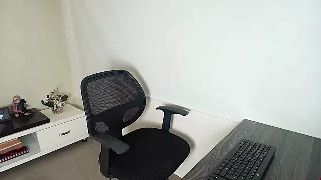 Snapshot of _Victoria_Collins chatting on 10.24.25 Victoria Collins online show from 10.24.25