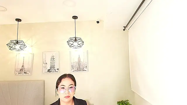 Snapshot of _Victoria_Collins chatting on 11.19.25 Victoria Collins online show from 11.19.25