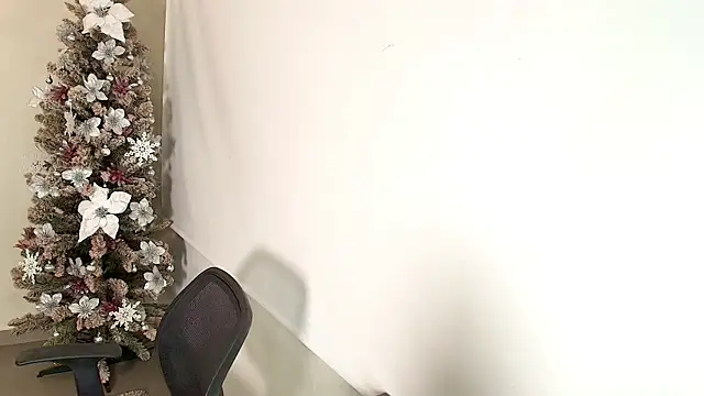 Snapshot of _Victoria_Collins chatting on 12.04.25 Victoria Collins online show from 12.04.25