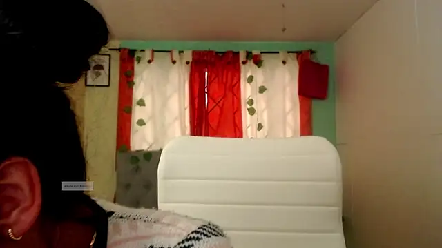 Snapshot of vale_miel chatting on 10.03.25 vale miel online show from 10.03.25