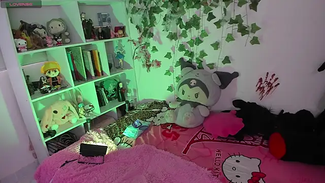 Snapshot of sarahminage_ chatting on 12.05.25 sarahminage online show from 12.05.25