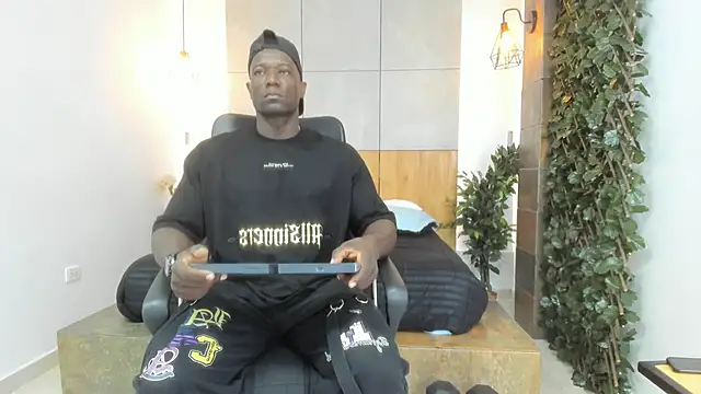 Snapshot of MarcusBlack_ chatting on 09.29.25 MarcusBlack online show from 09.29.25