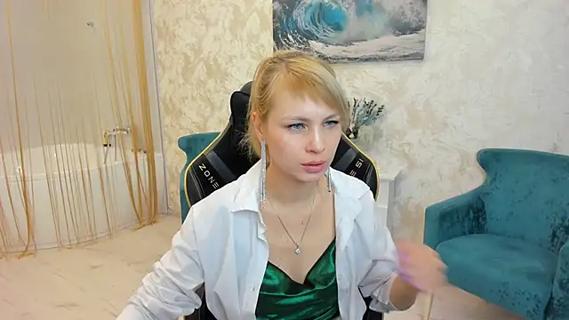 Snapshot of LindaSandy_1 chatting on 10.06.25 LindaSandy 1 online show from 10.06.25