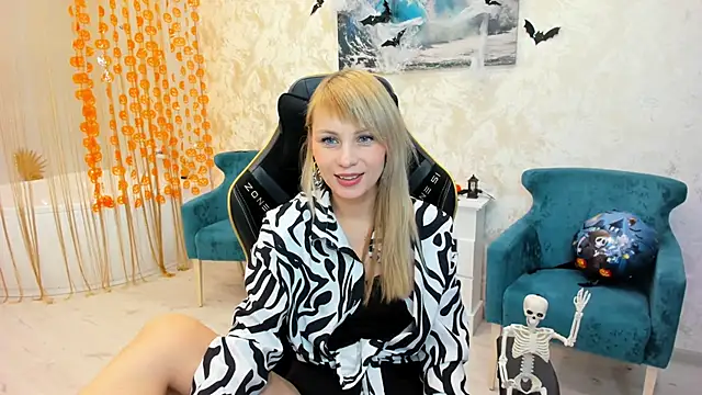 Snapshot of LindaSandy_1 chatting on 10.26.25 LindaSandy 1 online show from 10.26.25