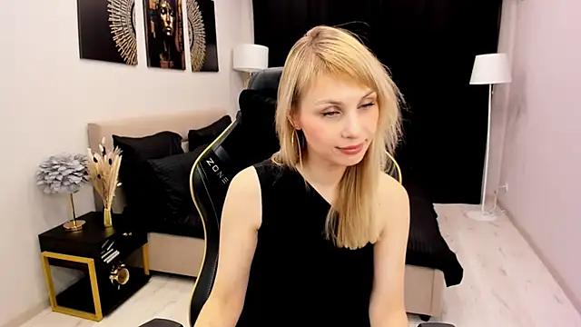 Snapshot of LindaSandy_1 chatting on 11.12.25 LindaSandy 1 online show from 11.12.25