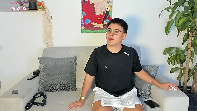 Snapshot of Young_Ben chatting on 10.08.25 Young Ben online show from 10.08.25