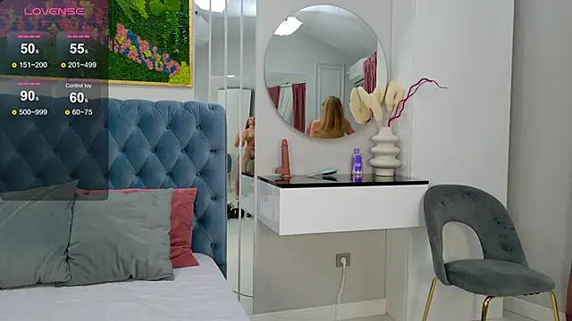 Snapshot of SiennaPierce chatting on 10.21.25 SiennaPierce online show from 10.21.25