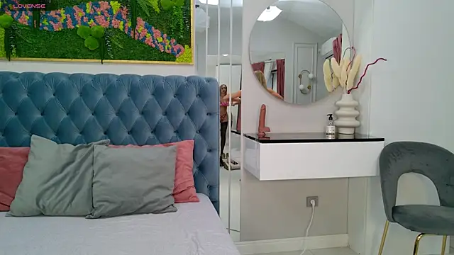 Snapshot of SiennaPierce chatting on 11.15.25 SiennaPierce online show from 11.15.25