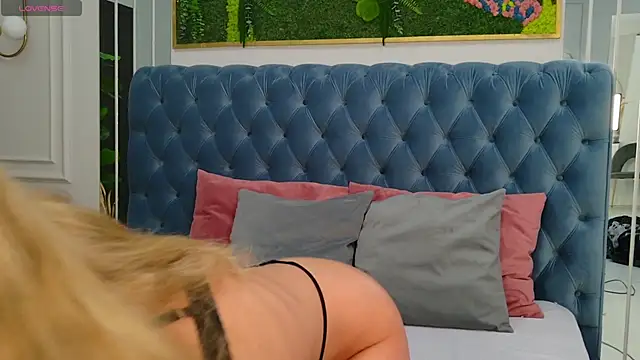 Snapshot of SiennaPierce chatting on 12.15.25 SiennaPierce online show from 12.15.25