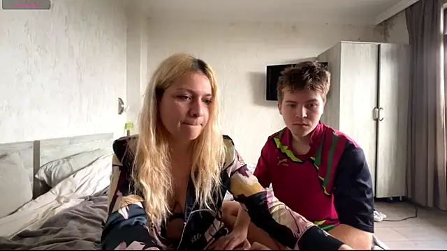 Snapshot of Hikki_ chatting on 10.19.25 Hikki online show from 10.19.25